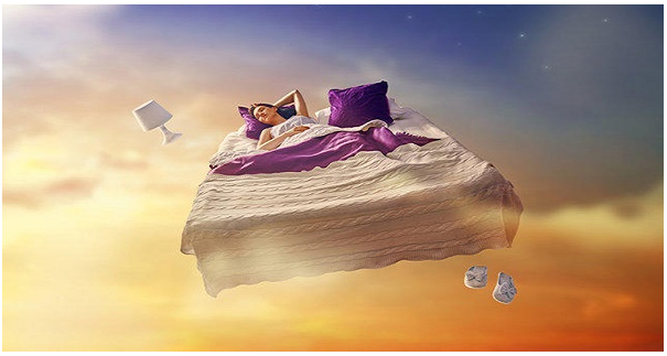 Nhật ký giấc mơ và bút để ghi lại giấc mơ sau khi tỉnh dậy